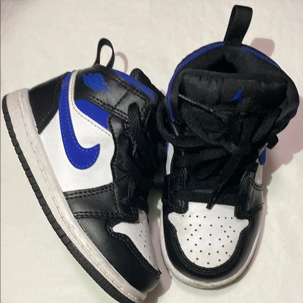 Nike Kids Black and Blue Sneakers size 7C